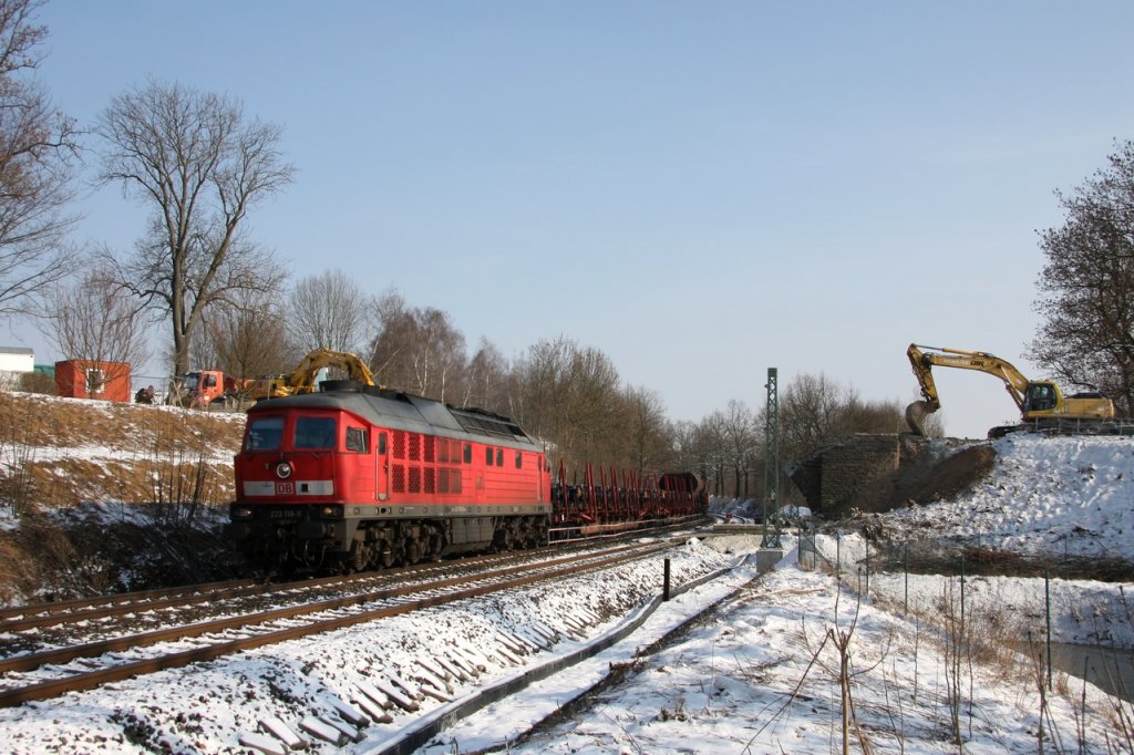 Am 21.02.2011 passiert 233 118 mit einem Gterzug die Brckenbaustelle Obermylau (bei Reichenbach/Vogtl.), diese Brcke wurde erst in der Nacht zuvor abgerissen (siehe auch Bild 484525). 