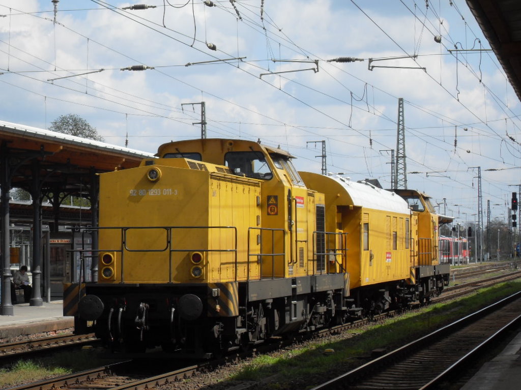 Am 21.04.2012 kamen 293 011(ex.710 968-9) und 293 010(ex.710 964-8) mit einem Wohnschlafwagen(der Bahnbaugruppe) in Stendal durch und fuhren weiter in Richtung Salzwedel/Uelzen.
