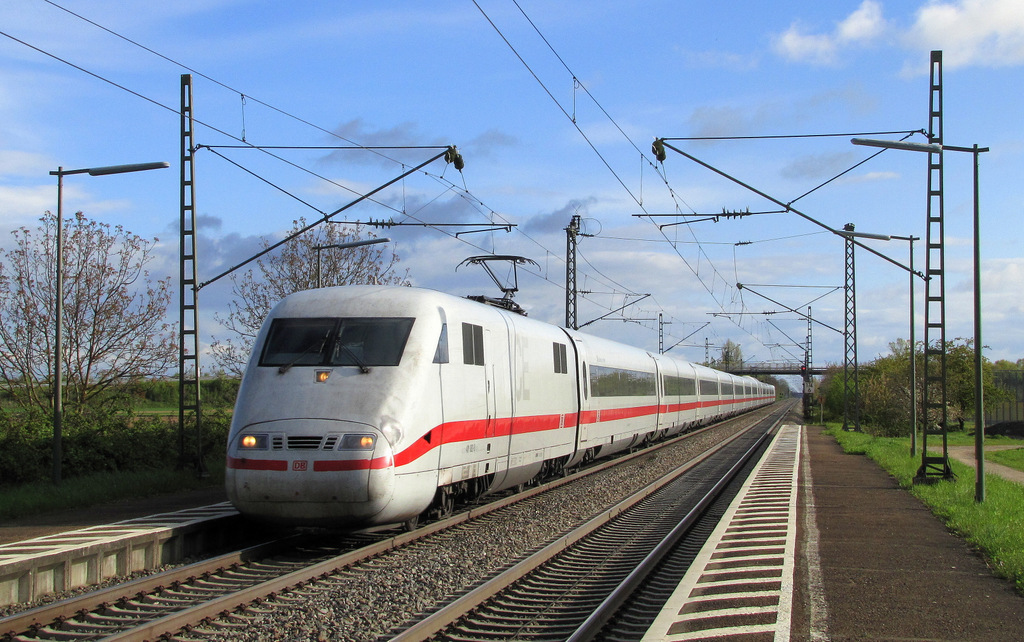 Am 21.04.2012 war es mal wieder soweit. Mit Gregor K�rcher ging es mal wieder auf eine Tour. Trotz den meist schlechten Wetters trauten wir uns raus und so entstanden folgende Bilder: ICE 271 von Frankfurt/Main nach Z�rich HB. Aufgenommen wurde das Bild in Ringsheim. 