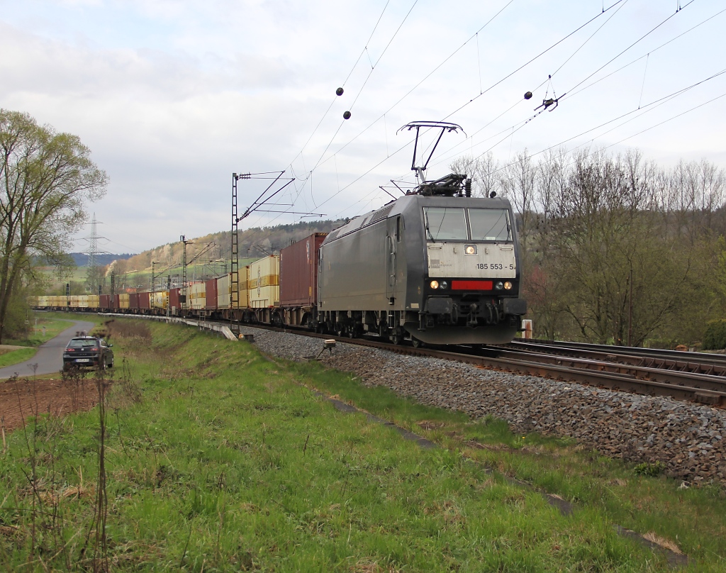 Am 21.04.2012 war der Warsteiner-Zug Richtung Norden mal nicht mit einer Lok der WLE bespannt, sondern mit der schwarzen 185 553-5. Aufgenommen bei Mecklar.