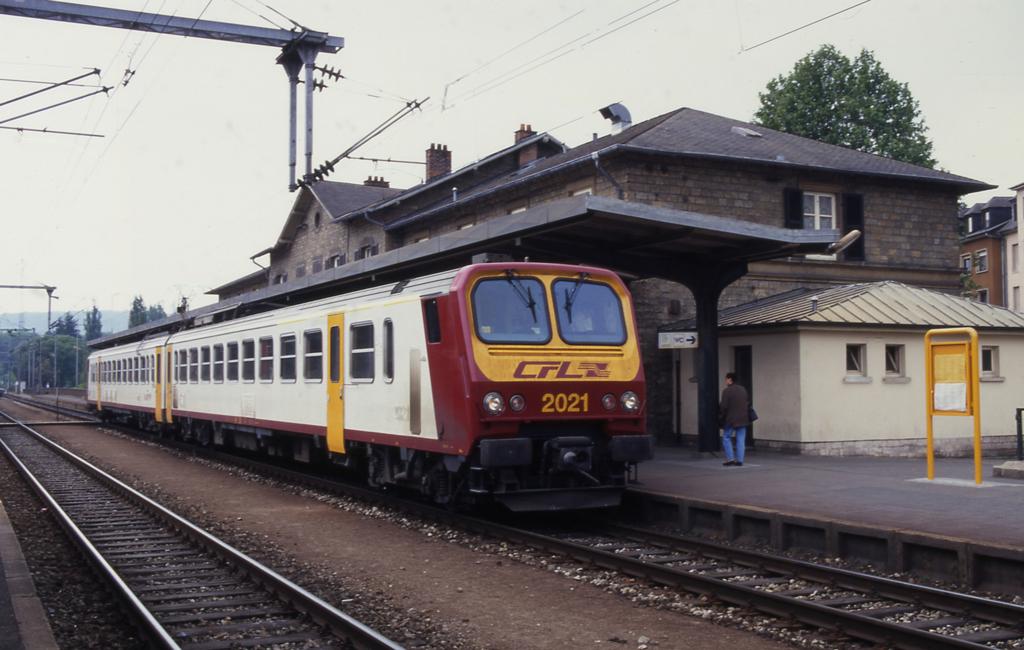 Am 21.05.1998 hlt der CFL ET 2021 auf der Fahrt in Richtung Troiverges 
im Bahnhof Ettelbrck.