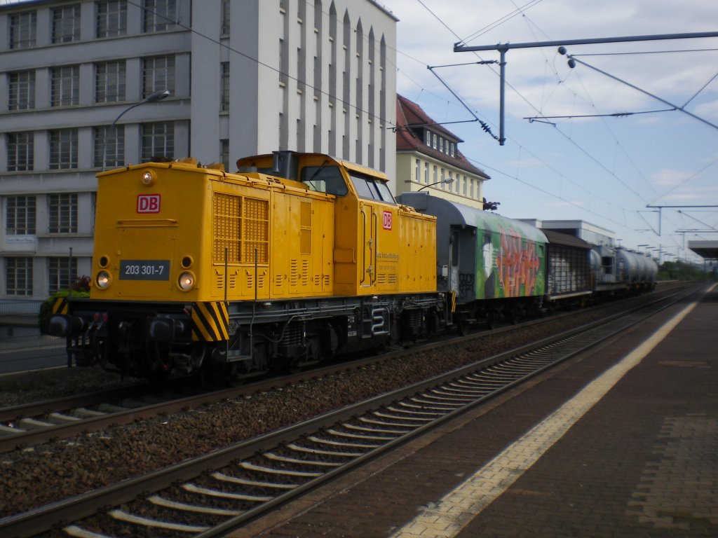 Am 21.05.2010 fhrt 203 301 mit einem Unkrautspritzzug durch Butzbach