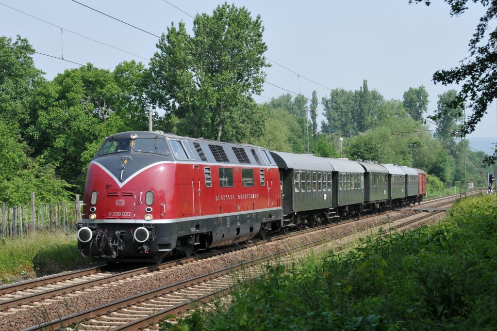 Am 21/05/2011 fuhr die V200 033 mit einem Sonderzug Richtung Koblenz. Hier aufgenommen bei Unkel.