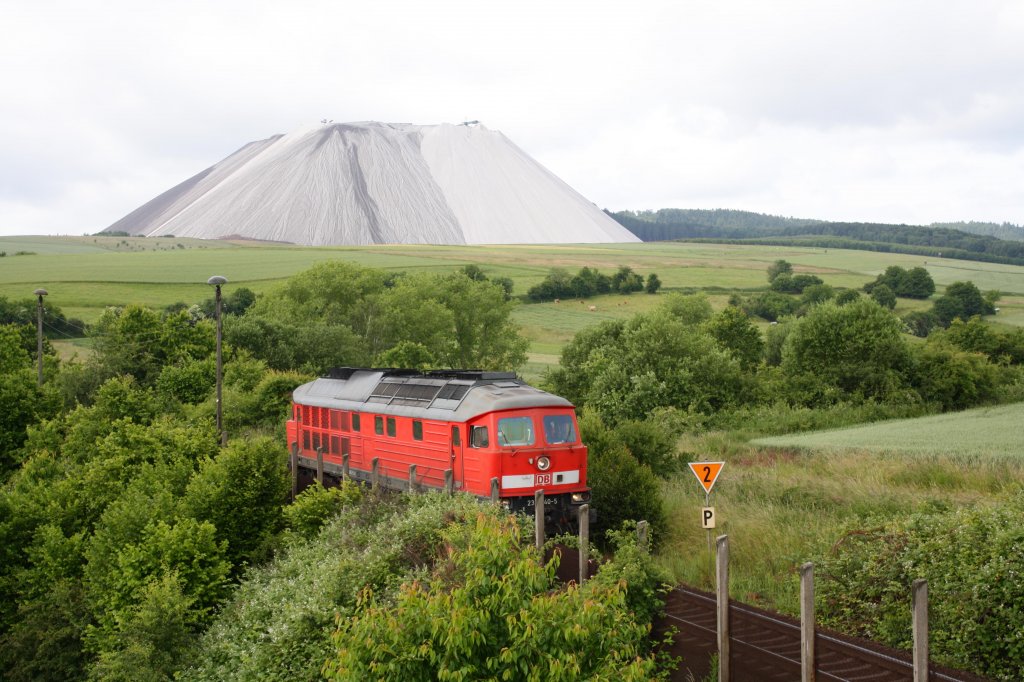 Am 21.06.10 war 233 040-5 auf der Kalibahn Heringen/Werra-Gerstungen im Einsatz. Hier konnte sie in Dankmarshausen an der ehemals innerdeutschen Grenze mit Blick auf den  Monte Kali  fotografiert werden.
