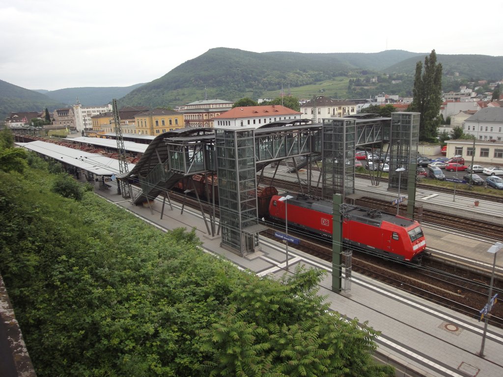 Am 21.06.2010 durchfhrt ein Gterzug mit Ziel Mannheim Rbf den Neustdter Bahnhof. Im Bild die markante Fugngerbrcke, die es auch als Modell gibt.