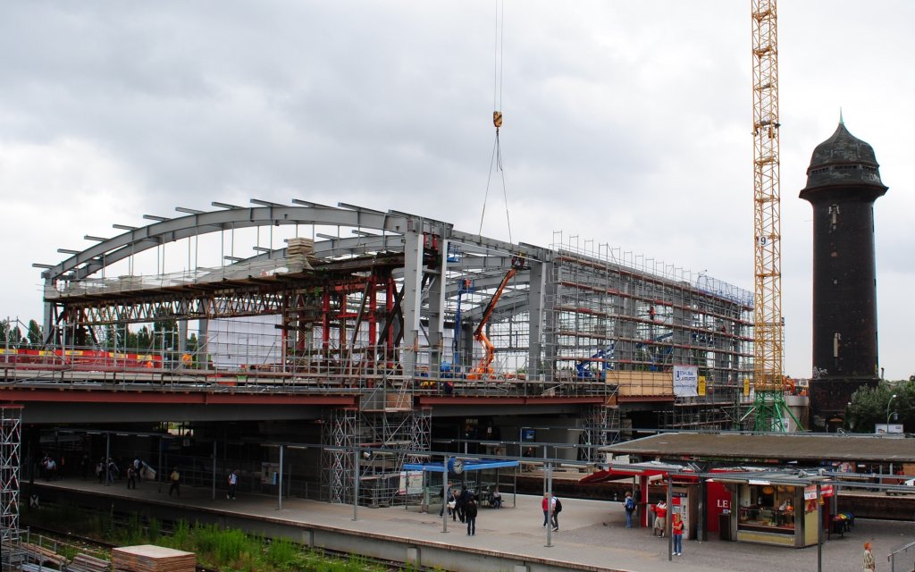am 21.06.2011 ist das Dach des neuen Bahnsteigs F am Bf. Ostkreuz schon zu 50% montiert.