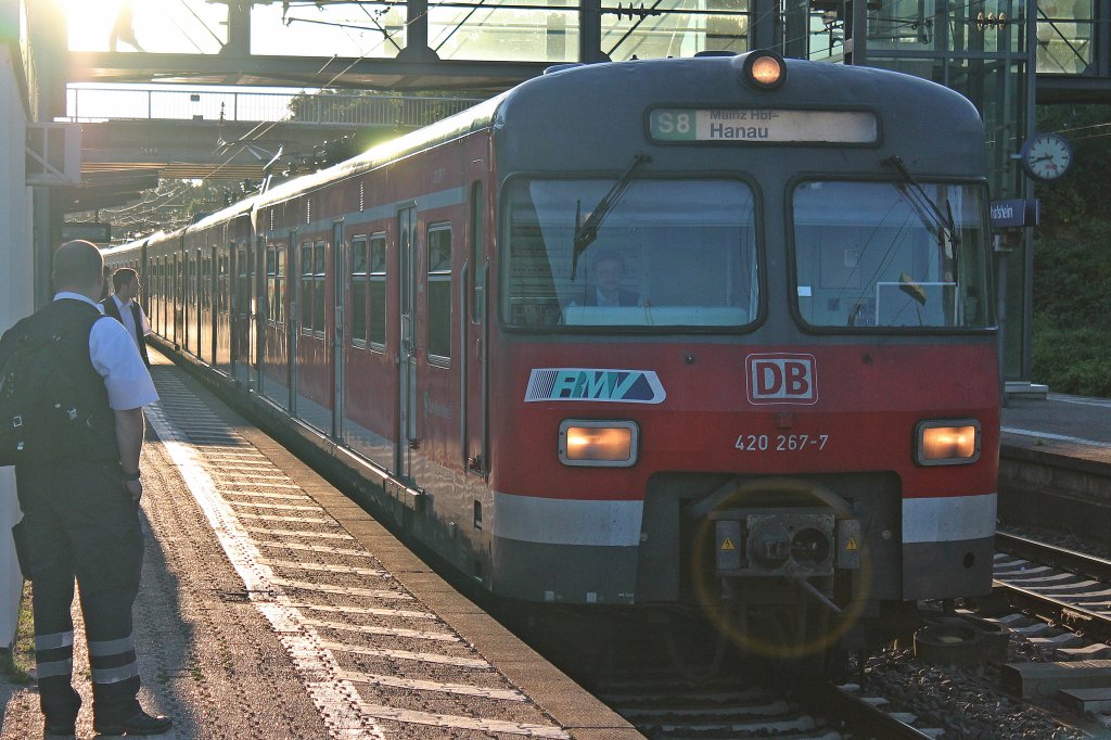 Am 21.06.2013 bestandt die S8 von Mainz nach Hanau aus der Einheit ET420 267-7 und einer weiteren Einheit. Hier ist die S-Bahn gerade bei der Einfahrt in den Bahnhof von Mainz-Bischofsheim.