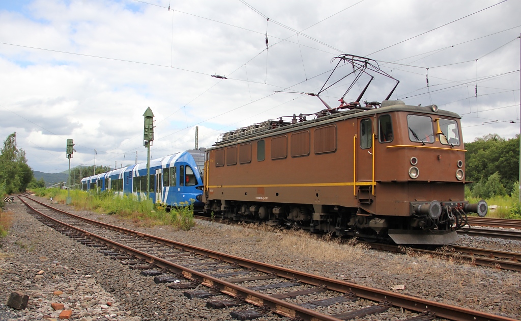 Am 21.07.2012 gab es eine sehr interessante berfhrung ber die NSS Richtung Sden: 142 042-1 der EGP mit einem vierteiligen blau-weiem GTW (ATR 126.001). Aufgenommen in Eschwege West.