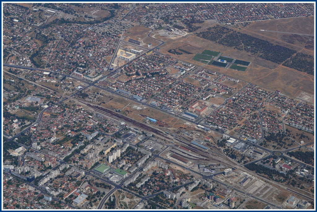 Am 21.07.2012 gelang mir beim Landeanflug auf die Montenegrinische Hauptstadt diese Flugaufnahme vom Bahnhof Podgorica. (21.07.2012)