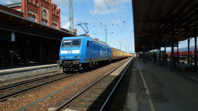 Am 21.07.2012 kam 145 030 mit einem Holzzug durch den Bahnhof Stendal.