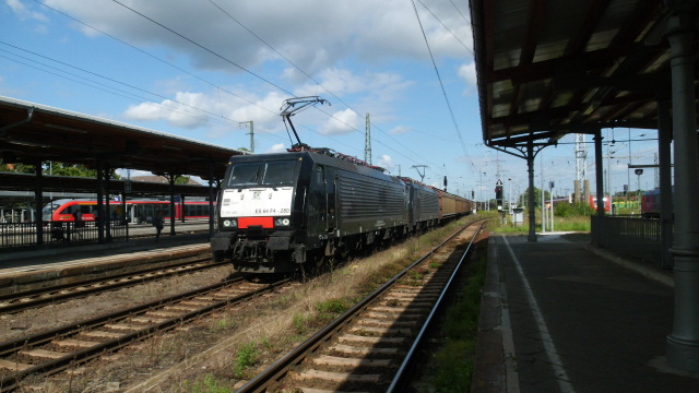Am 21.07.2012 kam 189 280 und 189 806 mit einem Gterzug durch Stendal.