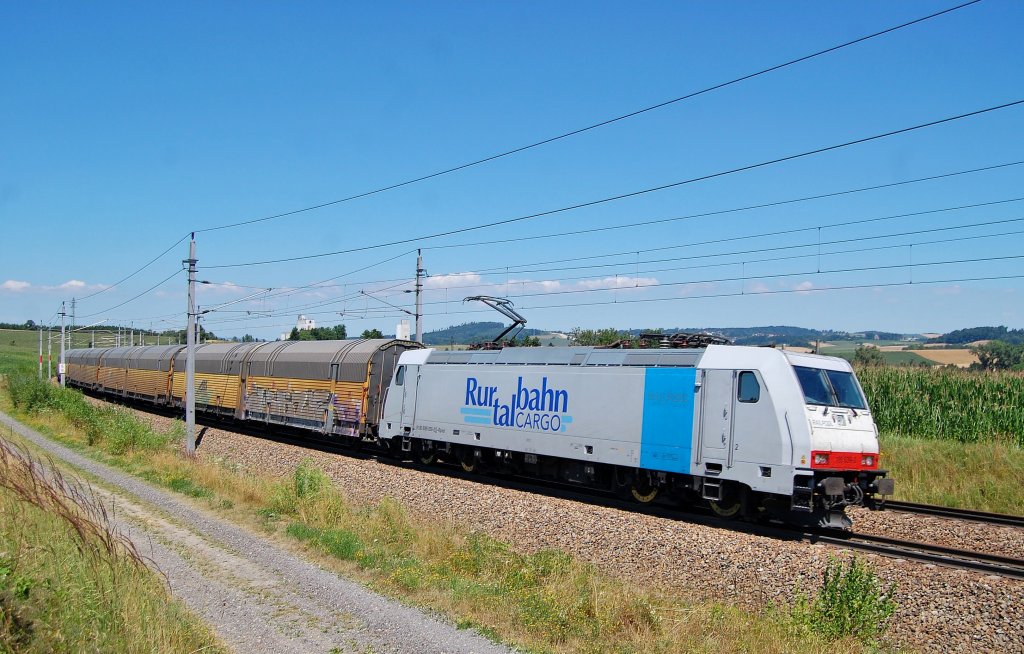 Am 21.07.2013 ist die 185639 mit einem Ganzzug
in Katzbach durchgefahren.
Herzlichen Dank an Florian Zeller fr
das Wegstempeln von einem hsslichen
Schmutzfleck. Und schne Grsse an den Tiebfahrzeugfhrer.