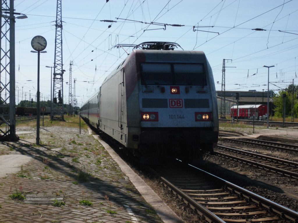 Am 21.07.2013 kam 101 144 mit dem IC 2239 aus Wittenberge nach Stendal und weiter nach Richtung Dresden.  