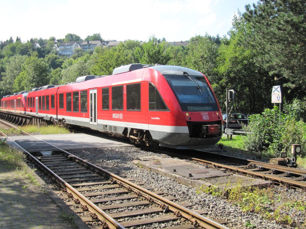 Am 21.08.2010 erreicht RE17 mit 648 617 den Bahnhof Arnsberg und fhrt in Gleis 3 ein. Auf Grund von Bauarbeiten in Freienohl ist heute die Strecke von Arnsberg nach Meschede gesperrt.