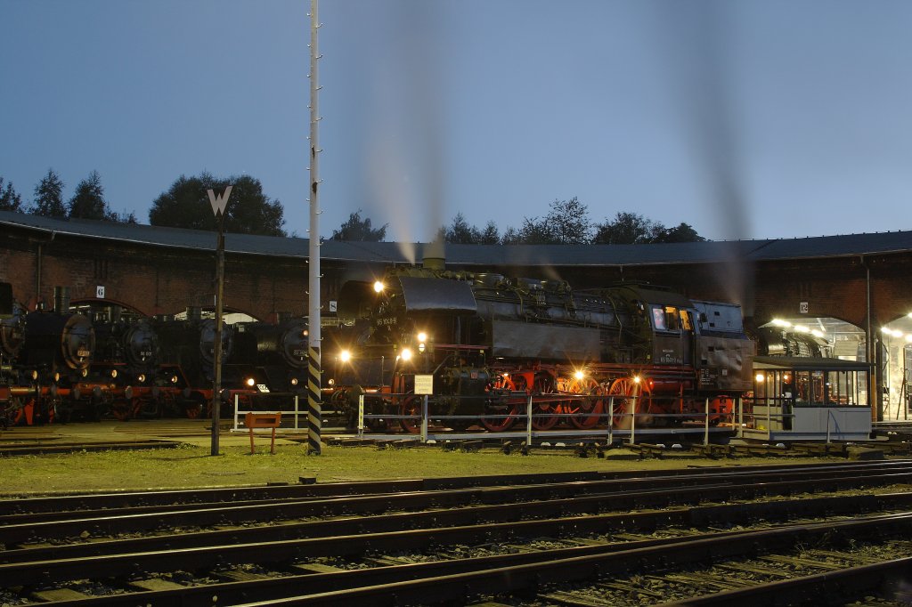 Am 21.08.2010 fand traditionell zum Auftakt des Chemnitzer Heizhausfest im Schsischen Eisenbahnmuseum eine Nacht-Fotoveranstaltung statt. 65 1049 steht zu beginn der blauen Stunde auf der Drehscheibe vor Haus 1.