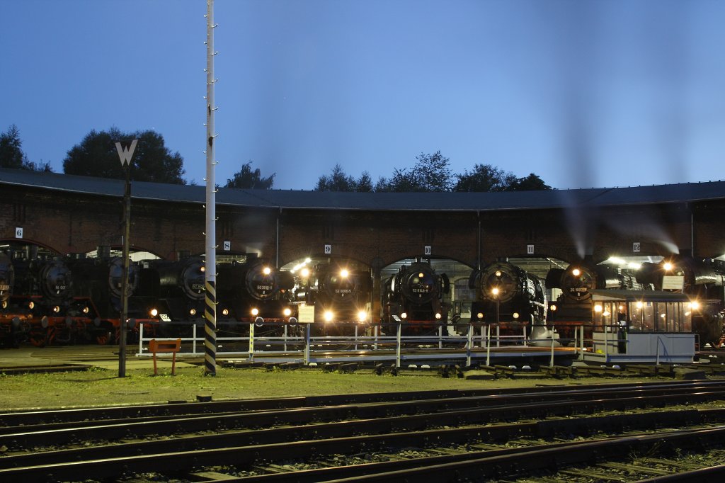 Am 21.08.2010 fand traditionell zum Auftakt des Chemnitzer Heizhausfest im Schsischen Eisenbahnmuseum eine Nacht-Fotoveranstaltung statt. Zu Beginn der blauen Stunde haben sich alle betriebsfhigen Dampfloksoks, die auf die Drehscheibe passen, im Haus 1 versammelt.