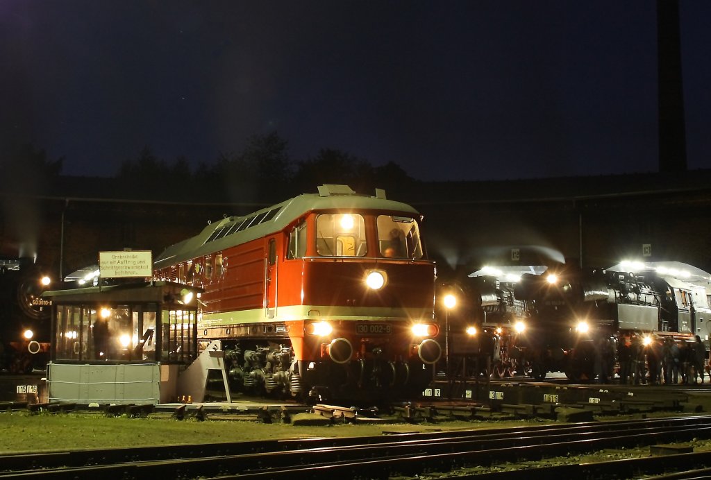 Am 21.08.2010 fand traditionell zum Auftakt des Chemnitzer Heizhausfest im Schsischen Eisenbahnmuseum eine Nacht-Fotoveranstaltung statt. 130 002 steht auf der Drehscheibe vor dem Haus 1.