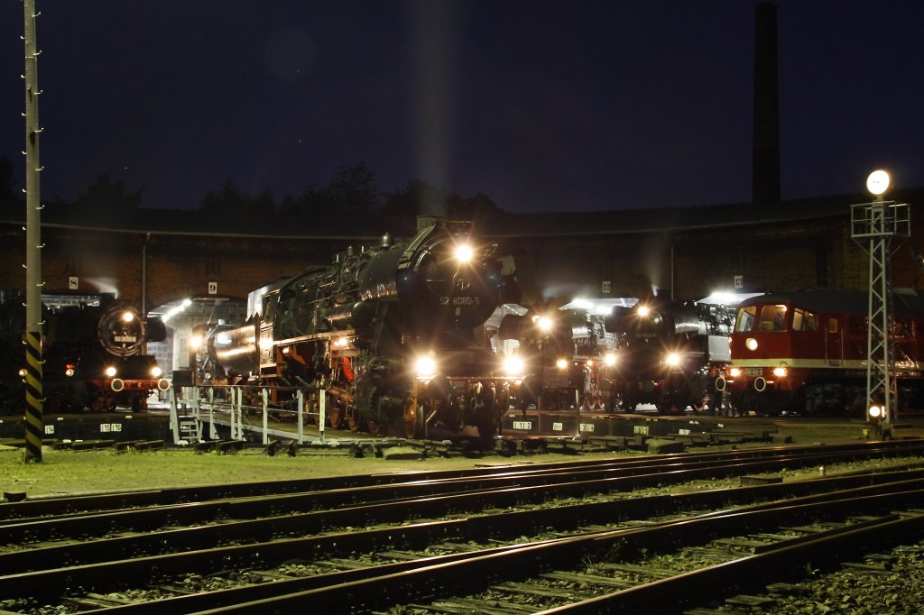 Am 21.08.2010 fand traditionell zum Auftakt des Chemnitzer Heizhausfest im Schsischen Eisenbahnmuseum eine Nacht-Fotoveranstaltung statt. 52 8080-5 steht zum Ende der blauen Stunde auf der Drehscheibe vor dem Haus 1.