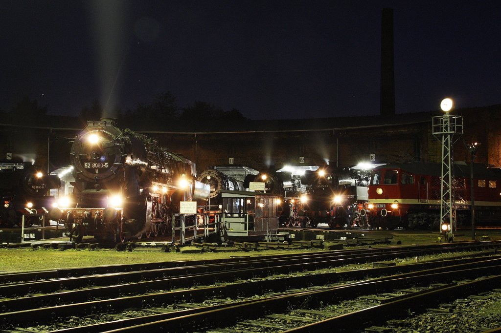Am 21.08.2010 fand traditionell zum Auftakt des Chemnitzer Heizhausfest im Schsischen Eisenbahnmuseum eine Nacht-Fotoveranstaltung statt. 52 8080-5 steht zum Ende der blauen Stunde auf der Drehscheibe vor dem Haus 1.