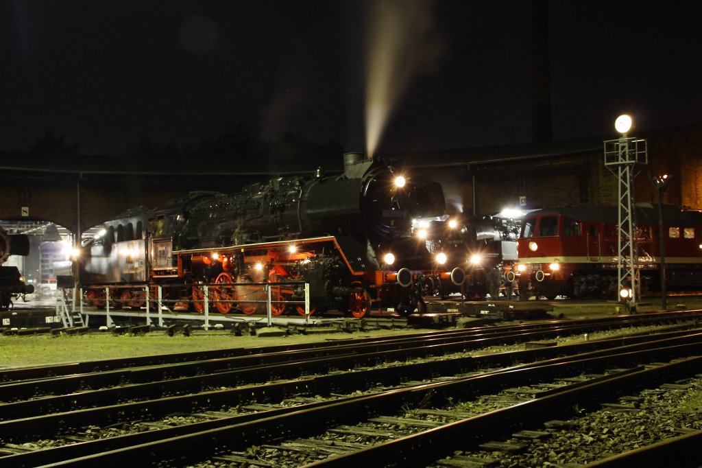 Am 21.08.2010 fand traditionell zum Auftakt des Chemnitzer Heizhausfest im S�chsischen Eisenbahnmuseum eine Nacht-Fotoveranstaltung statt. 50 3610-5 steht zum Ende der blauen Stunde auf der Drehscheibe vor dem Haus 1.