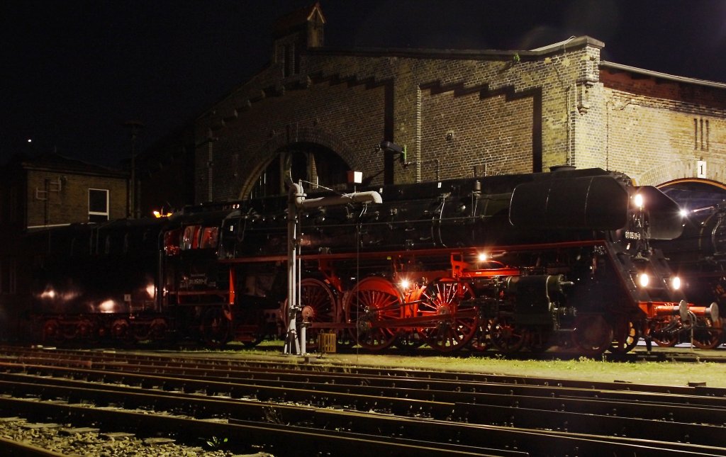 Am 21.08.2010 fand traditionell zum Auftakt des Chemnitzer Heizhausfestes im Schsischen Eisenbahnmuseum eine Nacht-Fotoveranstaltung statt. 01 509 stand auf dem Kanal neben Haus 1.