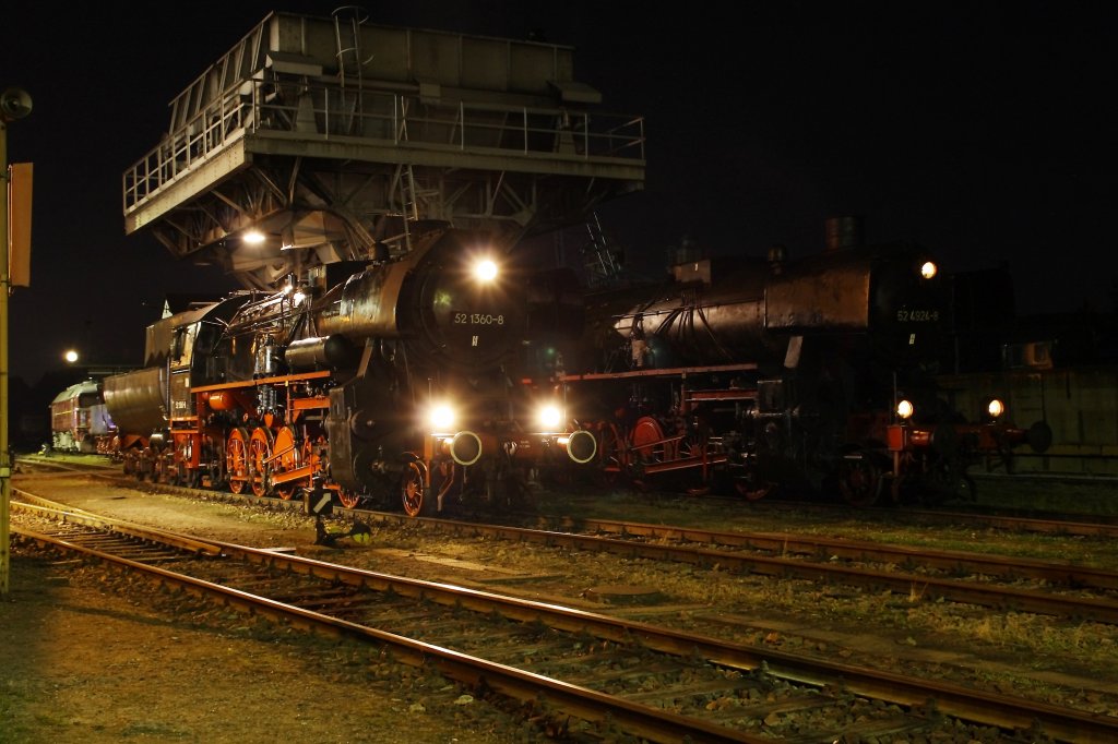 Am 21.08.2010 fand traditionell zum Auftakt des Chemnitzer Heizhausfestes im Schsischen Eisenbahnmuseum eine Nacht-Fotoveranstaltung statt. 52 1360-8 und 52 4924-8 standen unter den groen Hochbunker.