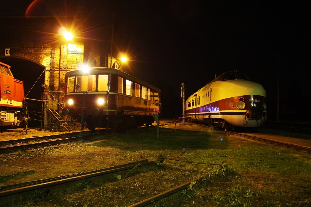 Am 21.08.2010 fand traditionell zum Auftakt des Chemnitzer Heizhausfestes im Schsischen Eisenbahnmuseum eine Nacht-Fotoveranstaltung statt. Ein VT 135 und ein VT 08 standen neben Haus 2.