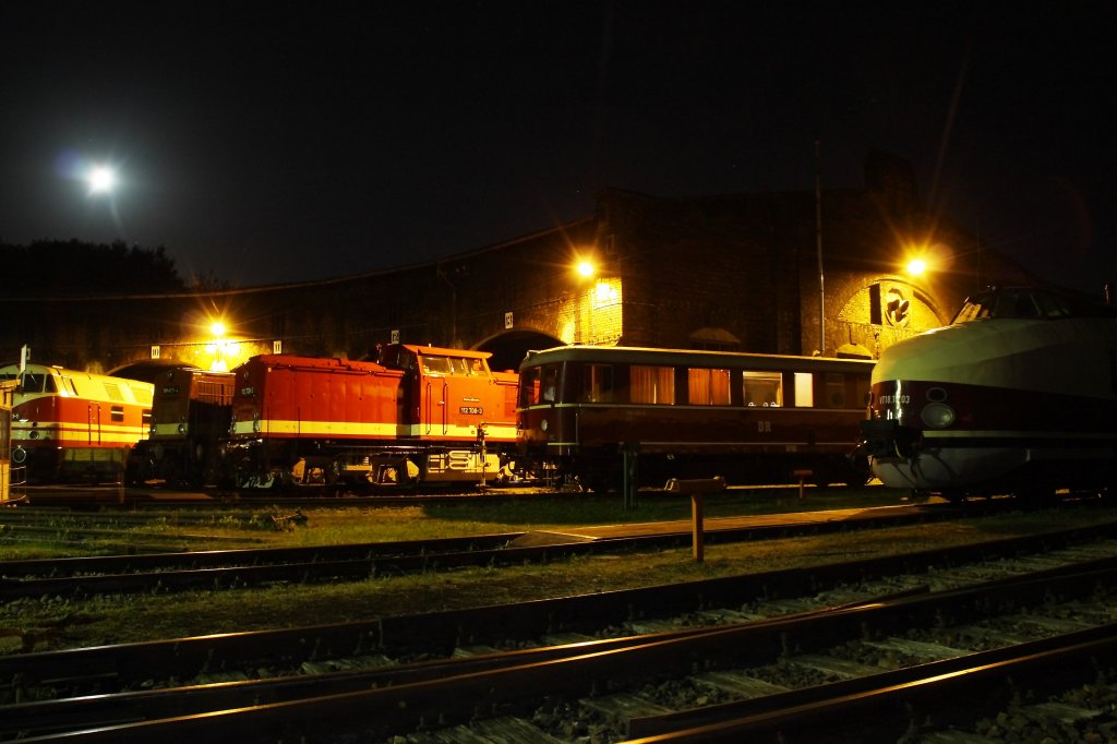 Am 21.08.2010 fand traditionell zum Auftakt des Chemnitzer Heizhausfestes im Schsischen Eisenbahnmuseum eine Nacht-Fotoveranstaltung statt. V 100, VT 135 und ein VT 08 am Haus 2 versammelt.