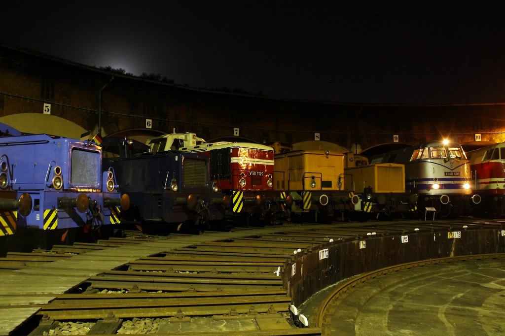 Am 21.08.2010 fand traditionell zum Auftakt des Chemnitzer Heizhausfestes im S�chsischen Eisenbahnmuseum eine Nacht-Fotoveranstaltung statt. Hier die Diesellokparade vorm Haus 2.