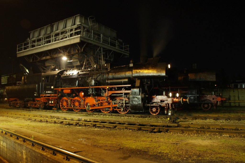 Am 21.08.2010 fand traditionell zum Auftakt des Chemnitzer Heizhausfest im Schsischen Eisenbahnmuseum eine Nacht-Fotoveranstaltung statt. 52 1360-8 steht Fotogerecht unter dem Hochbunker neben Haus 1.