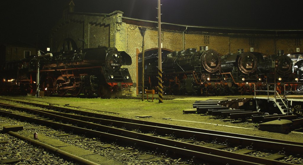 Am 21.08.2010 fand traditionell zum Auftakt des Chemnitzer Heizhausfest im Schsischen Eisenbahnmuseum eine Nacht-Fotoveranstaltung statt. Lokparsde vorm Haus 1. Von links nach rechts stehen 01 509, 43 001, 44 1338 und 58 261.