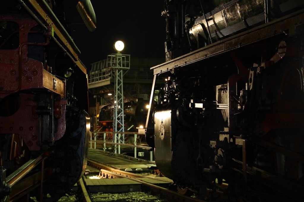 Am 21.08.2010 fand traditionell zum Auftakt des Chemnitzer Heizhausfest im Schsischen Eisenbahnmuseum eine Nacht-Fotoveranstaltung statt. Lokparsde vorm Haus 1. Blick zwischen 43 001 und 44 1338 auf 52 1360.