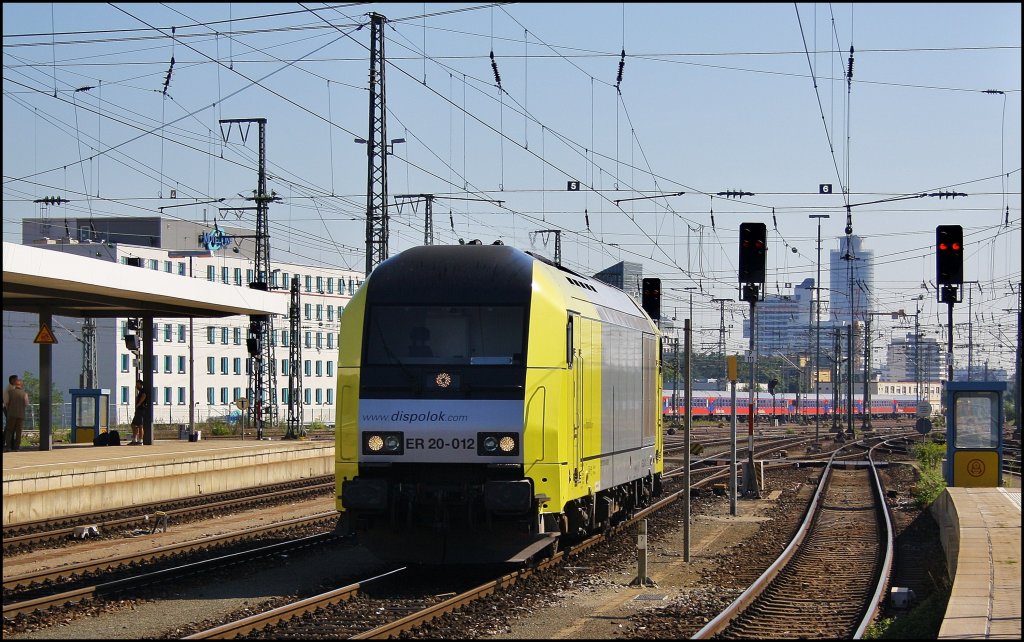 Am 21.08.2010 war Dampflokfestivial in Nrnberg, bzw. Nrnberg Gostenhof. 
In nchsten Tagen mchte ich rund 70 Bilder von diesem Fest zeigen. Hier die ersten 5: 
Zu sehen am Hautpbahnhof der ER 20 -012 der einen Tag davor einen TEE bespannte. Siehe Bild Nr. 298. 