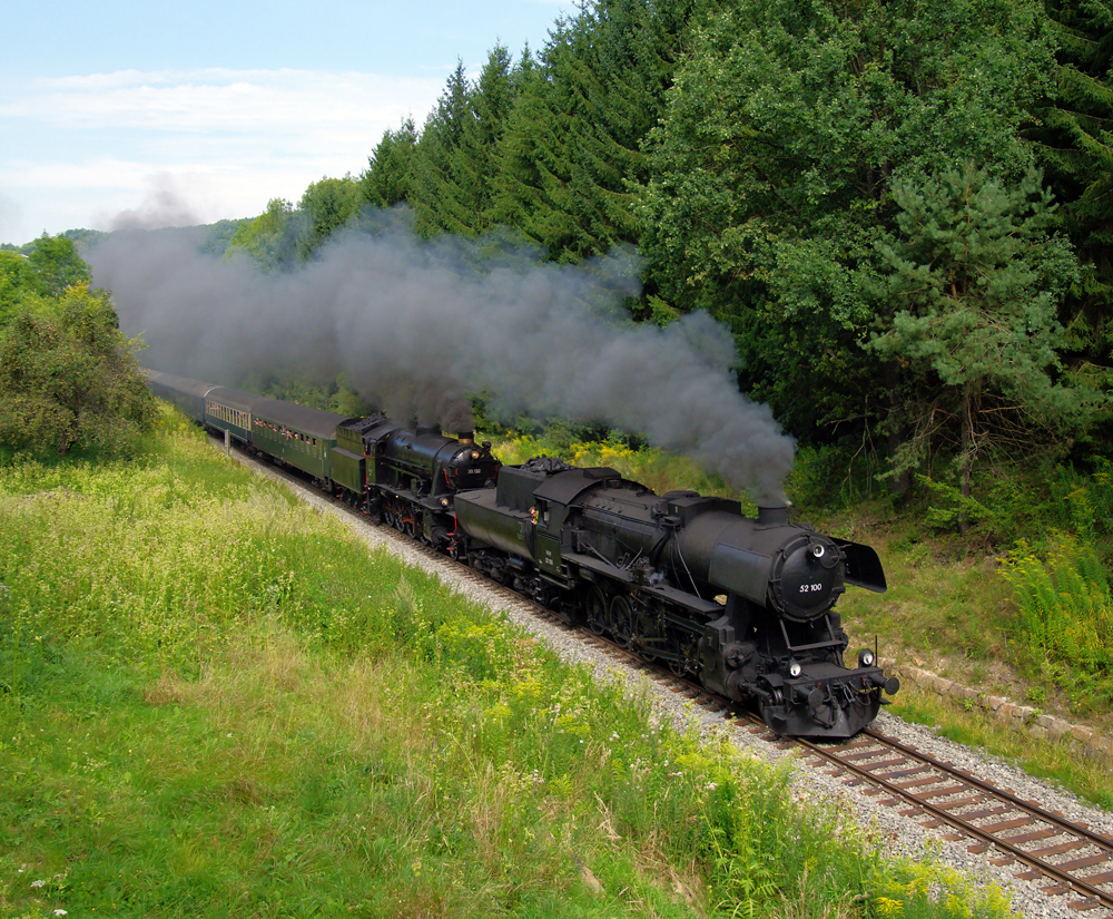 Am 21.08.2012 fhrte eine Sonderzug der IGE zum 175 jhrigen Geburtstag der Eisenbahn in sterreich ber die steirische Ostbahn.

Dieses Bild zeigt die 52.100 und die 33.132 mit dem  SE 17198 am Buckel kurz vor dem Scheitelpunkt der steirischen Ostbahn, den auf ca. 476 Metern Seehhe gelegenen 531 Meter langen Lanitz-Tunnels.