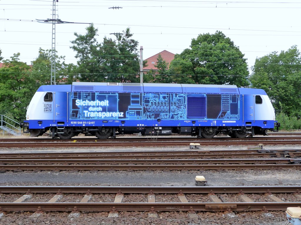 Am 21.08.2012 steht die 9280 1 246 011-1 D-IGT der Inbetriebnahmegesellschaft Transporttechnik mbH (IGT) abgestellt in der Abstellgruppe des Braunschweiger Hbf. Die Lok trgt seit kurzer Zeit eine neue sehr ansprechende Seitenwerbung.