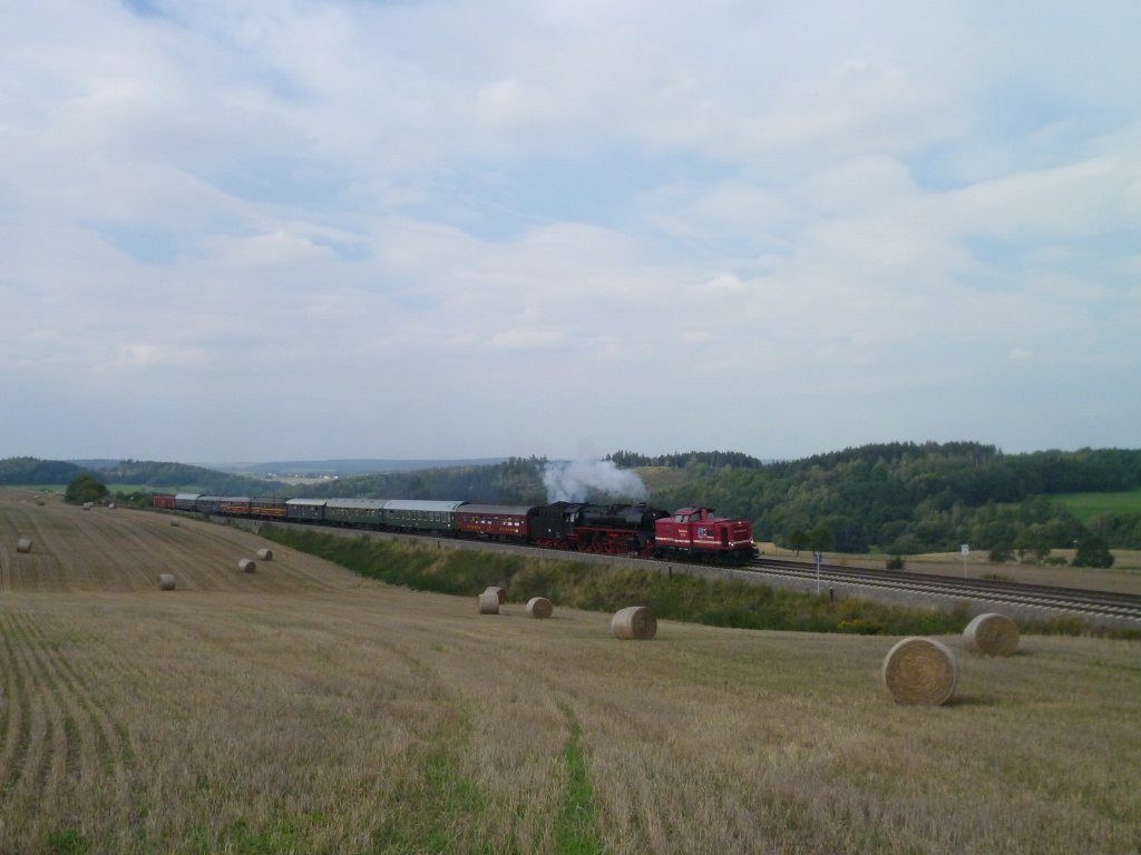 Am 21.09.11 kommt 213 339 und 03 1010 vom Speisewagentreffen in Budapest zurck. Hier in Ruppertsgrn, sie fhrt nach Gssnitz.