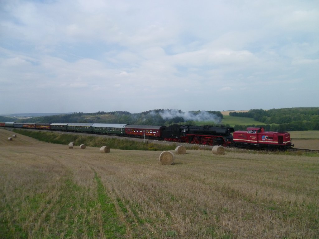 Am 21.09.11 kommt 213 339 und 03 1010 vom Speisewagentreffen in Budapest zurck. Hier in Ruppertsgrn, sie fhrt nach Gssnitz.

