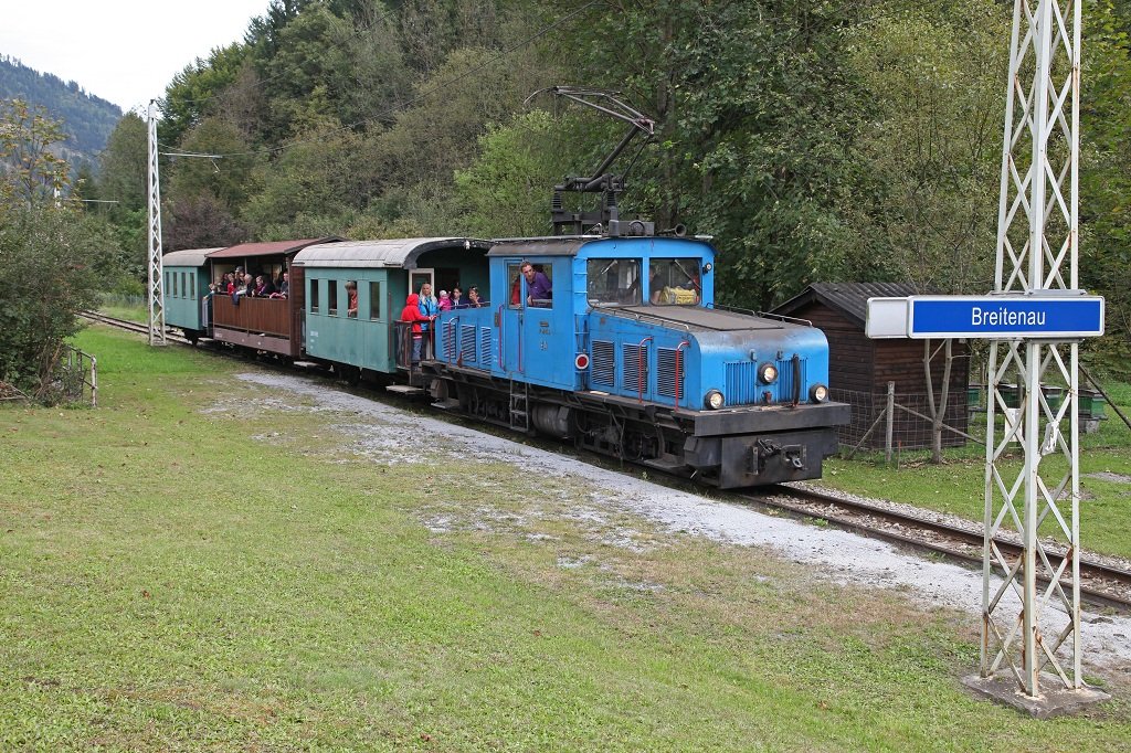 Am 21.09.2012 endete heuer die Saison auf der Breitenauerbahn. Die E4 pendelte an diesem Tag viermal durchs Breitenauertal. Das Bild zeigt den Zug in der Haltestelle Breitenau.