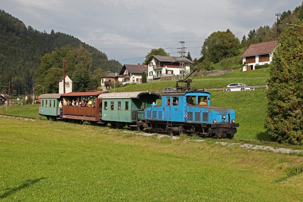 Am 21.09.2012 endete heuer die Saison auf der Breitenauerbahn. Die E4 pendelte an diesem Tag mit ihrem Zug viermal durchs Breitenauertal. Das Bild zeigt den Zug bei Mautstatt.