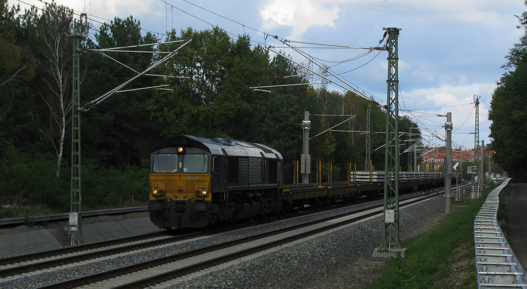Am 21.10. bekam ich eine Class 66 vorgemeldet, also an die Strecke zum Foto machen. Es war 6614 von ERS, wenn das so noch stimmt. Am Zugharken hatte sie den DBV 95619 von Kargow (Meckl.) nach Finsterwalde.