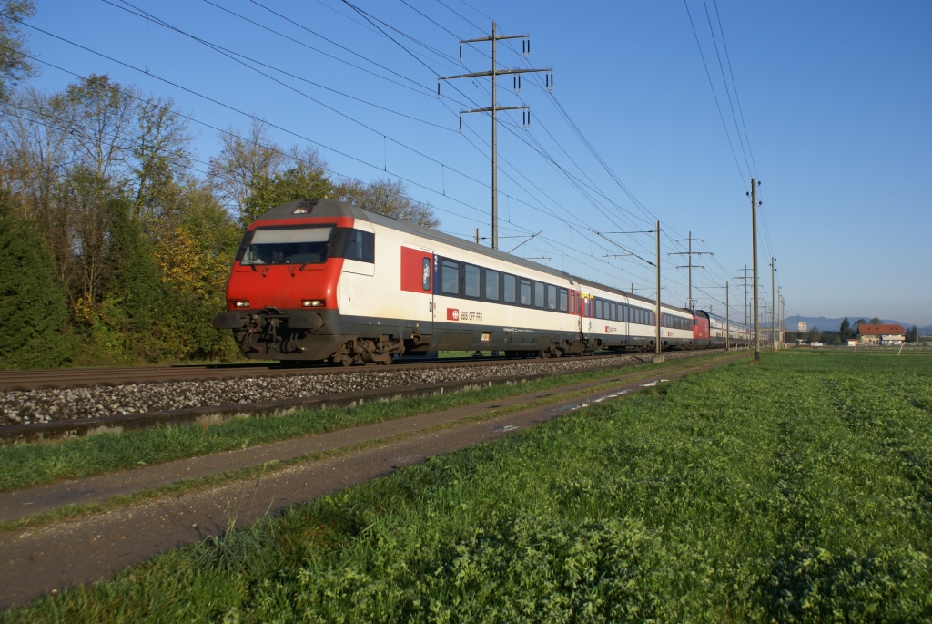 Am 21.10.10 fhrt der IC 812 Romanshorn-Brig von Wichtrach Richtung Kiesen.
