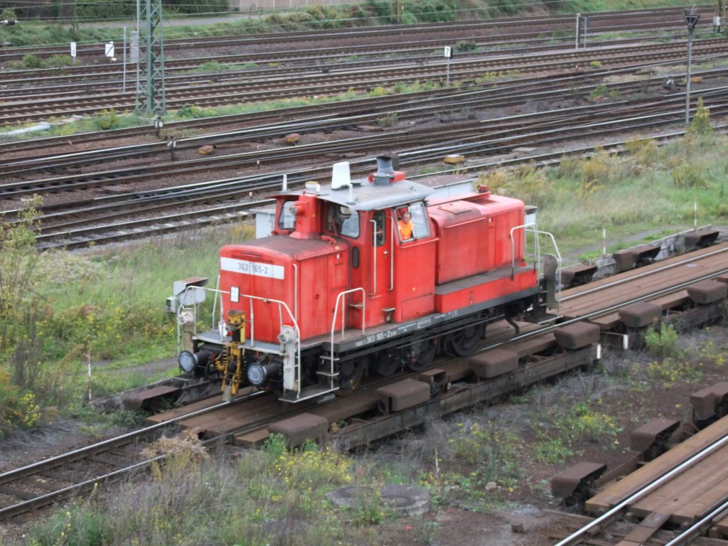 Am 21.10.2010 ist die 363 165-2 im Vorfeld des Hauptbahnhofes Halle/S. beschftigt.