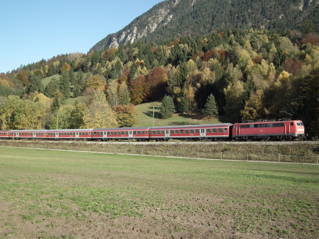 Am 21.10.2012 schiebt 111 018 ihre RB in Richtung Ohlstadt. Hier bei Eschenlohe