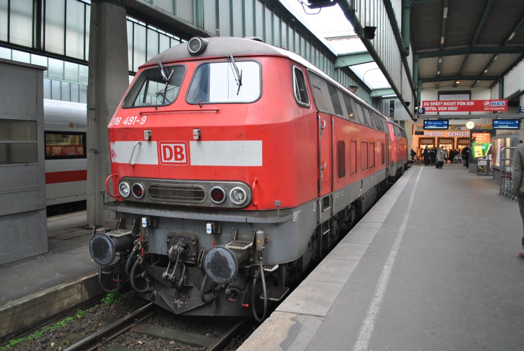 Am 21.11.2010 stehen 218 491-9 und 218 495-0 im Stuttgarter Hbf, nachdem sie einen IC hierhin zogen.