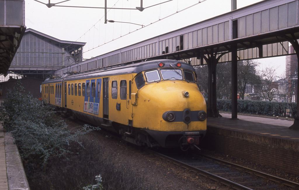 Am 21.1.1989 steht Triebwagen DE III Hundekop Nr. 127 um 11.29 Uhr abfahrbereit nach Oldenzaal im Bahnhof Hengelo.