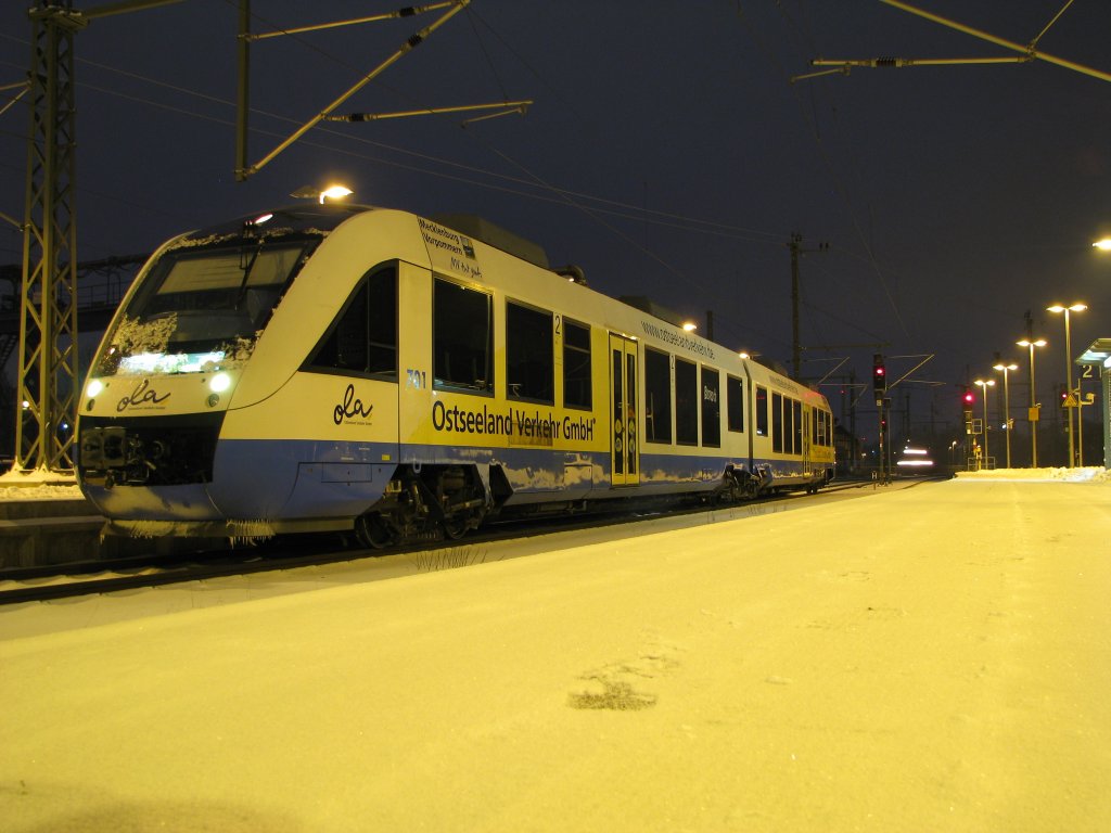 Am 21.12.2009 wartet VT 701 der OLA auf neue Aufgaben im Schweriner HBF