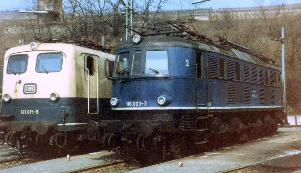 Am 21.3.1984 steht 118 003 (Baujahr 1935) im Bw Wrzburg neben 141 015 (Baujahr 1956).
Zum kommenden Sommerfahrplan 1984 endete der Plandienst der Altbaureihen 118 und 144 bei der DB.