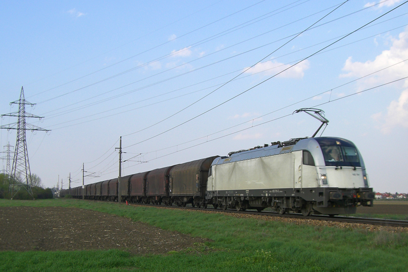 Am 21.4.10 bespannte die Siemens-Vorfhrlok 183.701 den wegen der Sperre der Summerauer Bahn umgeleiteten SLGAG 46181 von Breclav nach Linz Stahlwerke. Heute hatte der Zug statt Eaos Stahlwagen eingereiht. Fotografiert wurde der Zug genau bei einer Fotowolke nach der Ausfahrt aus Tulln Stadt.