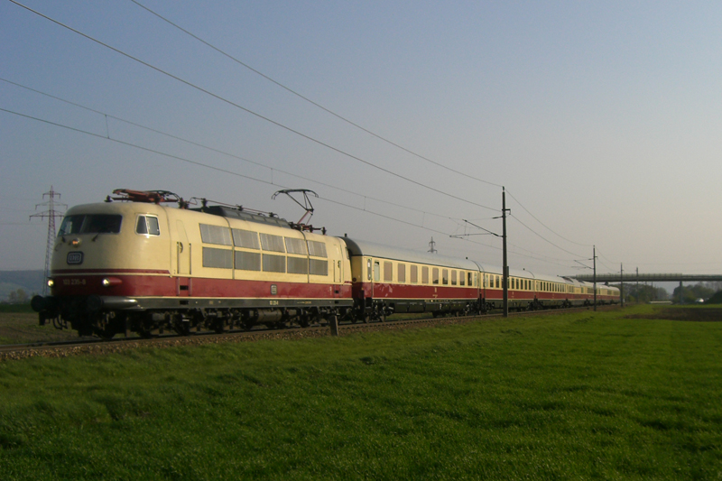 Am 21.4.10 veranstaltete die AKE-Touristik eine mehrttige Sonderzug-Fahrt von Dortmund nach Wien mit dem TEE. Der Zug fhrt am 26.4.10 wieder im Laufe des Vormittags zurck nach Dortmund. Am 24.4.10 fhrt der Zug nach Budapest und am 25.4.10 besucht der TEE das Heizhaus Strahof.

Hier sieht man den wunderschnen Zug mit 103 235 als D 16151 von Dortmund Hbf nach Wien Franz-Josefs Bahnhof kurz vor der Einfahrt im Bahnhof Tulln.