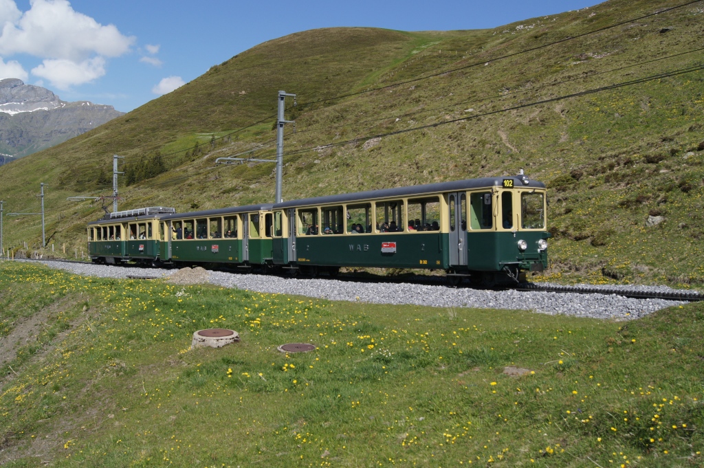 Am 21.5.11 nhert sich ein Extrazug der WAB, bestehend aus dem Bt 262, dem Bt 221 und dem BDeh 4/4 102, der Kleinen Scheidegg.